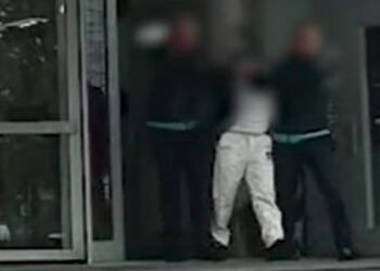 TUTUKLU SANIK ATEŞ TAHLİYE EDİLDİ Antalya Büyükşehir Belediyesi'ne yönelik 'rüşvet' ve 'yolsuzluk' soruşturması kapsamında tutuklanıp, belediye başkanlığı görevinden uzaklaştırılan Muhittin Böcek'in de aralarında olduğu 3'ü tutuklu 41 sanığın yargılandığı davanın ikinci duruşması, 4'üncü günde tamamlandı. Mahkeme heyeti ara kararında; tutuklu sanıklardan Fazlı Ateş'in tahliyesine, Muhittin Böcek ve Gökhan Böcek'in tutukluluk halinin devamına, adli kontrol uygulanan sanıklarla ilgili kararın devamına hükmetti. Heyet; suçtan zarar gören Yusuf Y., Bülent Ç., Mete Y., Berkan G., Ali A., Mehmet Salih A., Taner A., Emin Kemal H., Mehmet Akif K., Hakan I., Ramazan K., Sezgin K., Demir D., Muvakkaf E., İbrahim T., Fikret B. ile tutuksuz sanık Serkan T. hakkında rüşvet suçunun oluşup oluşmadığının belirlenmesi için Antalya Cumhuriyet Başsavcılığı’na suç duyurusunda bulunulmasına karar verdi. Duruşma, 7 Temmuz'a ertelendi.