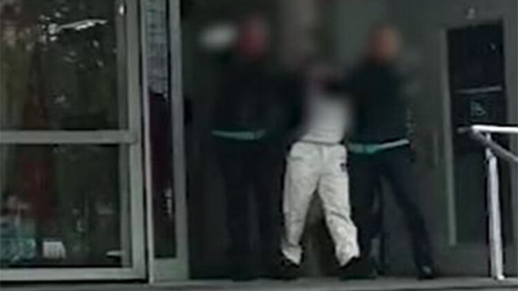 TUTUKLU SANIK ATEŞ TAHLİYE EDİLDİ Antalya Büyükşehir Belediyesi'ne yönelik 'rüşvet' ve 'yolsuzluk' soruşturması kapsamında tutuklanıp, belediye başkanlığı görevinden uzaklaştırılan Muhittin Böcek'in de aralarında olduğu 3'ü tutuklu 41 sanığın yargılandığı davanın ikinci duruşması, 4'üncü günde tamamlandı. Mahkeme heyeti ara kararında; tutuklu sanıklardan Fazlı Ateş'in tahliyesine, Muhittin Böcek ve Gökhan Böcek'in tutukluluk halinin devamına, adli kontrol uygulanan sanıklarla ilgili kararın devamına hükmetti. Heyet; suçtan zarar gören Yusuf Y., Bülent Ç., Mete Y., Berkan G., Ali A., Mehmet Salih A., Taner A., Emin Kemal H., Mehmet Akif K., Hakan I., Ramazan K., Sezgin K., Demir D., Muvakkaf E., İbrahim T., Fikret B. ile tutuksuz sanık Serkan T. hakkında rüşvet suçunun oluşup oluşmadığının belirlenmesi için Antalya Cumhuriyet Başsavcılığı’na suç duyurusunda bulunulmasına karar verdi. Duruşma, 7 Temmuz'a ertelendi.