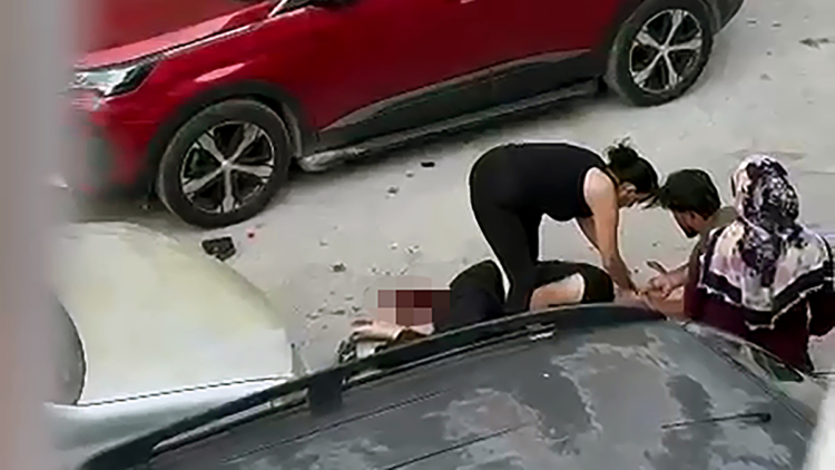Bıçaklı kavganın sanığı 4,5 ayda tahliye oldu, ayırmak isteyen 1 yıldır ev hapsinde