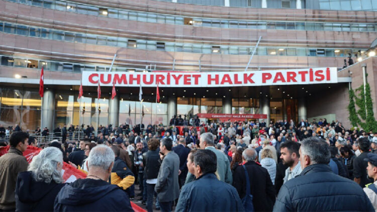 CHP Genel Merkezi önünde gerginlik