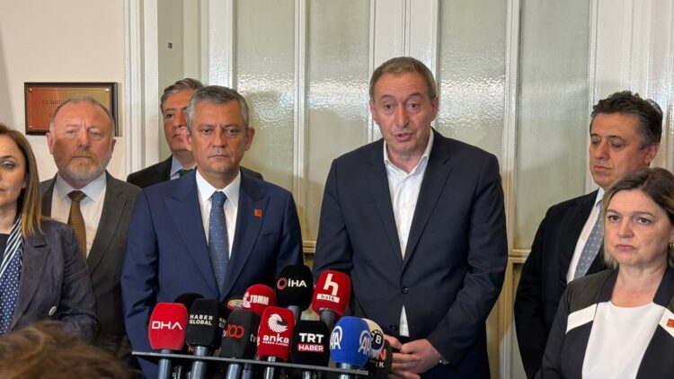 DEM Parti Özgür Özel'i TBMM'deki odasında ziyaret etti