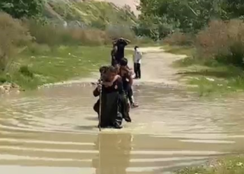 Dere kenarında mahsur kalan 5 çocuğu, itfaiyeciler sırtlarında taşıyıp kurtardı
