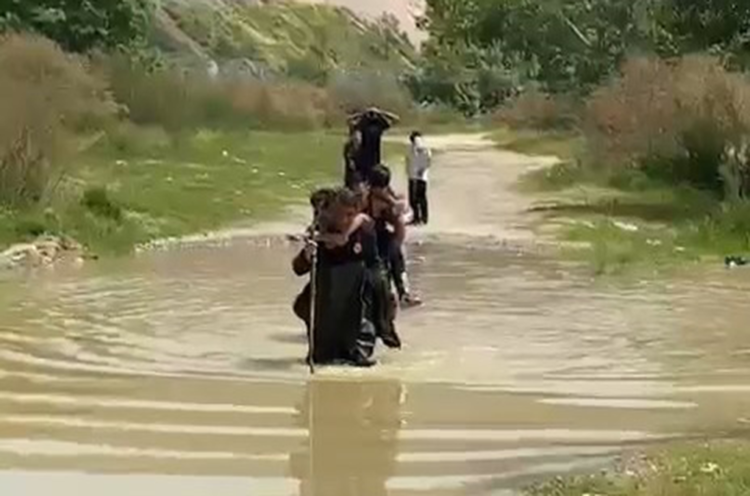Dere kenarında mahsur kalan 5 çocuğu, itfaiyeciler sırtlarında taşıyıp kurtardı