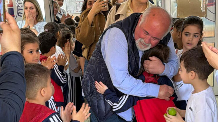 Emekliye ayrılan 43 yıllık öğretmen, öğrencilerine gözyaşlarıyla veda etti
