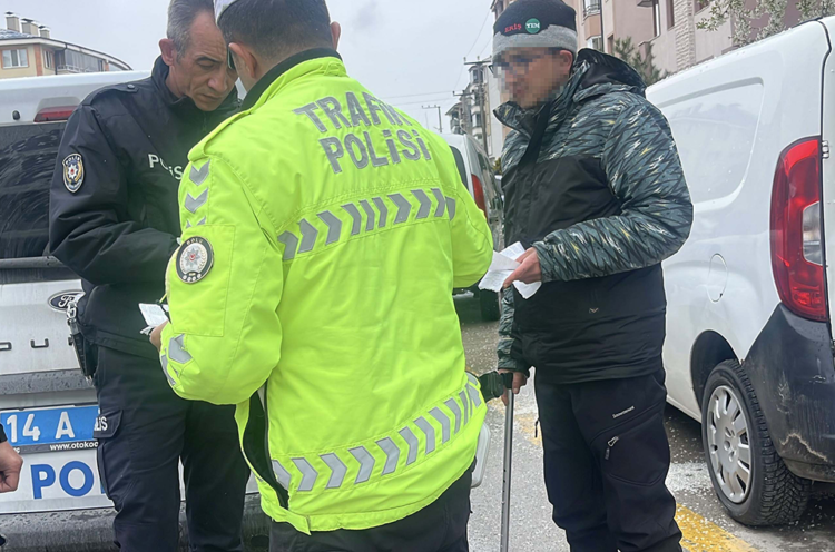 Ehliyeti daha önce iptal edilen sürücünün kullandığı aracın çarptığı yaya yaralandı
