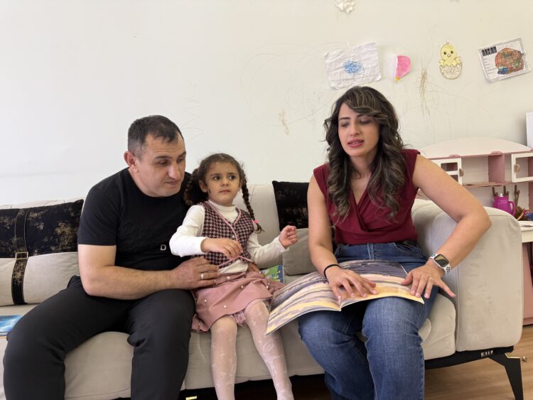 Görme engelli öğretmen ve milli sporcular Zeynep Çıkla Önel ile Halil İbrahim Önel, kızları Masal Arya’yı büyütürken yaşadıkları mücadeleyi anlattı. Fotoğraf: Ankara,(DHA)