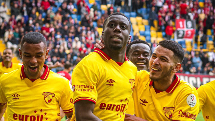 Göztepe'de Bokele'ye Alman ve Fransız kancası