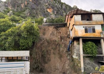Hatay'ın Antakya ilçesinde sağanak nedeniyle yamaçta bulunan tek katlı müstakil ev, yola doğru çöktü. Fotoğraf: Hatay, (DHA)