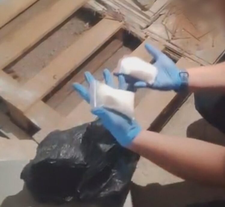 Kars'ta polis ekiplerince bir iş yerine düzenlenen uyuşturucu operasyonunda, narkotik detektör köpeği Zeus'un dikkati sayesinde 205 gram metamfetamin ele geçirildi. Fotoğraf: Kars, (DHA)