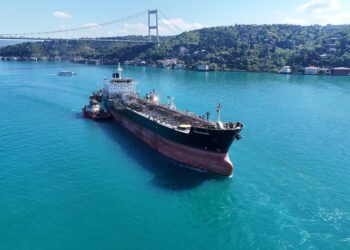 Karadeniz Ukrayna açıklarında drone saldırısına uğrayan Kamerun bayraklı Marquise isimli ticari gemi, kıyı emniyetine ait romörkörler tarafından İstanbul Boğazından geçirileceği için boğaz trafiği çift yönlü olarak askıya alındı. Foto:İSTANBUL, (DHA)