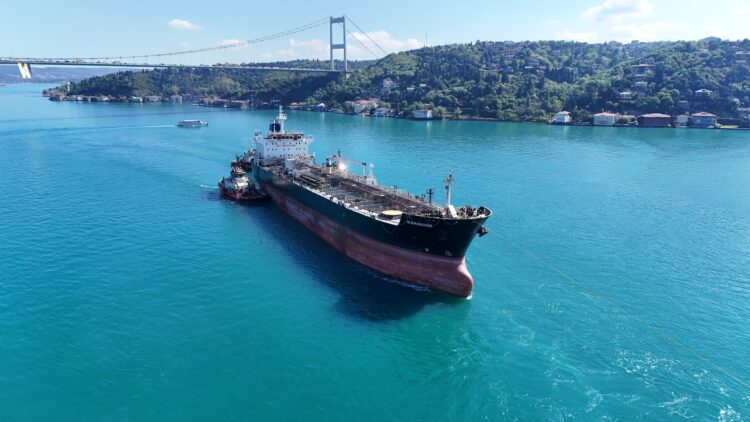 Karadeniz Ukrayna açıklarında drone saldırısına uğrayan Kamerun bayraklı Marquise isimli ticari gemi, kıyı emniyetine ait romörkörler tarafından İstanbul Boğazından geçirileceği için boğaz trafiği çift yönlü olarak askıya alındı. Foto:İSTANBUL, (DHA)