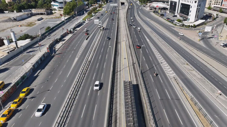 Megakentte sessizlik: İstanbul trafiği tarihi seviyeye geriledi