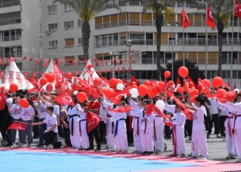 İzmir’de 19 Mayıs coşkusu: Cumhuriyet Meydanı’nda renkli görüntüler