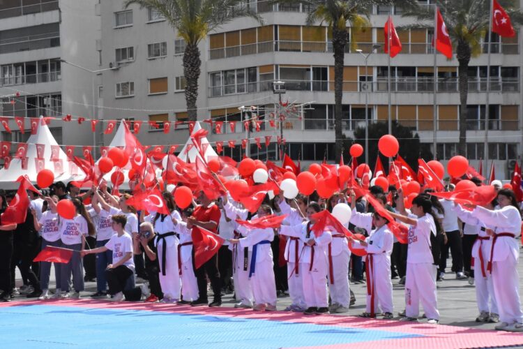 İzmir’de 19 Mayıs coşkusu: Cumhuriyet Meydanı’nda renkli görüntüler