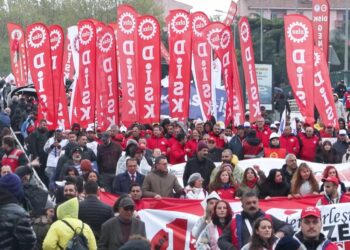 Kadıköy’de 1 Mayıs’ta katılımcılar Rıhtım Meydanı'na yürüdü. Fotoğraf: İstanbul, (DHA)