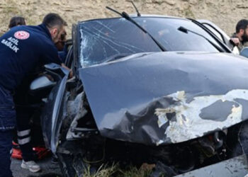 Karabük'te otomobil refüje çarptı: 1 ölü, 3 yaralı