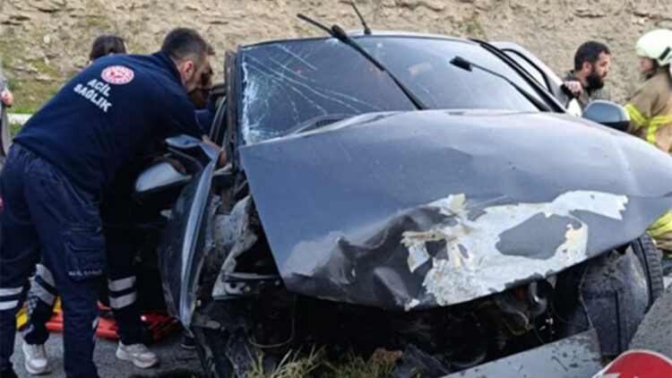 Karabük'te otomobil refüje çarptı: 1 ölü, 3 yaralı