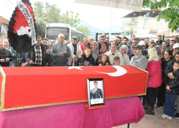 Balıkesir'de devrilen yolcu otobüsünde hayatını kaybeden Uzman Çavuş Kemal Can Sert, Manisa'nın Salihli ilçesinde toprağa verildi.Fotoğraf:Salihli (Manisa),(DHA)