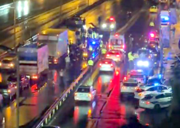 Küçükçekmece'de kazaya müdahale eden trafik polisine otomobil çarptı