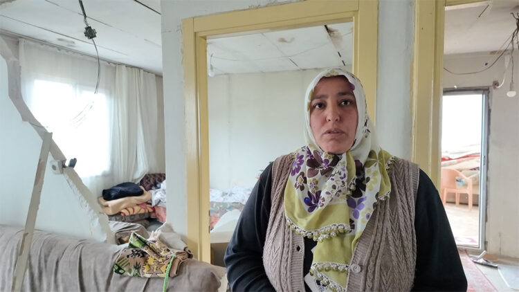 Anne son anda kurtardı; Duvar saniyeler sonra yıkıldı