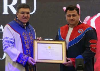 MİLLİ güreşçi Rıza Kayaalp'e Burdur Mehmet Akif Ersoy Üniversitesi (MAKÜ) tarafından fahri doktora unvanı verildi. (Prof. Dr. Hüseyin Dalgar - Rıza Kayaalp) Fotoğraf:Mesut MADAN/Burdur,(DHA)