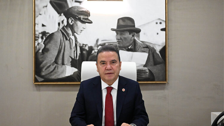 Muhittin Böcek’e bir dosyadan ev hapsi