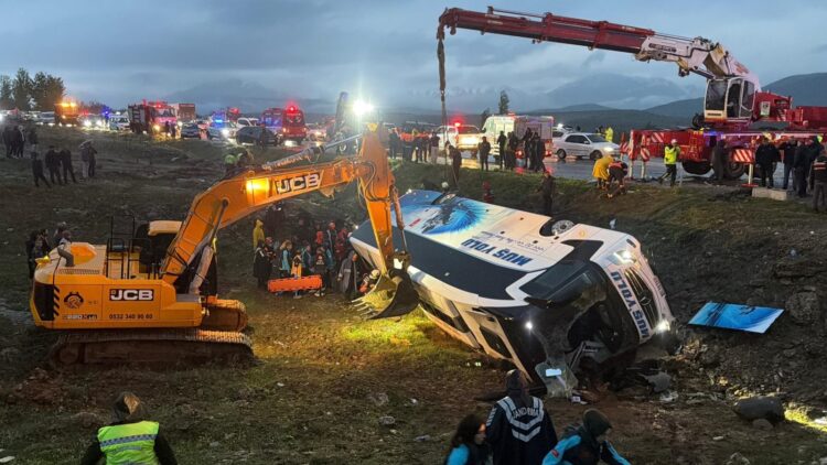 Malatya'da yolcu otobüsü şarampole devrildi; 4 kişi öldü, 40 kişi de yaralandı