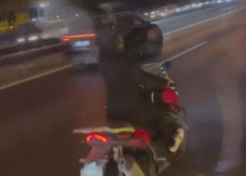 Motosiklet sürücüsü elindeki cismi İETT otobüsüne fırlattı; yolcuların panik anları kamerada