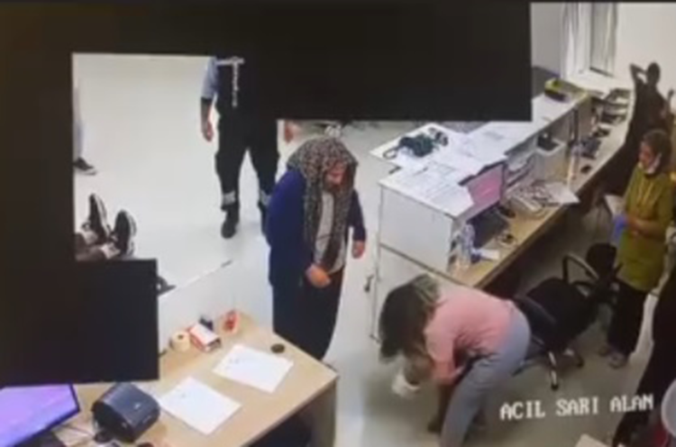 Nefes borusuna şeker kaçan Mina'yı, hemşire Heimlich manevrasıyla kurtardı