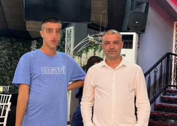 Otizmli oğlunun saldırgan davranışları çaresiz bıraktı