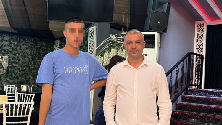 Otizmli oğlunun saldırgan davranışları çaresiz bıraktı