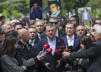 CHP Genel Başkanı Özgür Özel, Karşıyaka Mezarlığı'nda Deniz Gezmiş, Yusuf Aslan ve Hüseyin İnan’ın anıldığı ‘3 Fidan Anma Programı’na katıldı.
Fotoğraf:Ankara, (DHA)