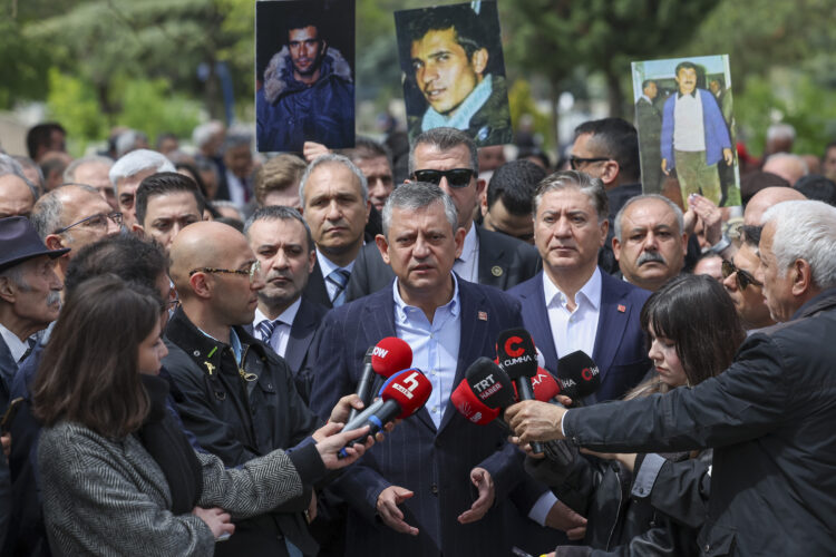 CHP Genel Başkanı Özgür Özel, Karşıyaka Mezarlığı'nda Deniz Gezmiş, Yusuf Aslan ve Hüseyin İnan’ın anıldığı ‘3 Fidan Anma Programı’na katıldı.
Fotoğraf:Ankara, (DHA)
