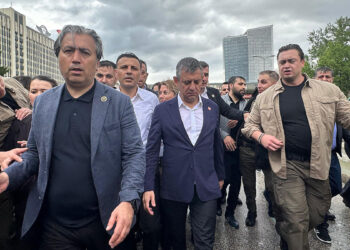 Başkentte siyasi tansiyon yükseldi; Özgür Özel kalabalıkla Meclis’e yürüdü