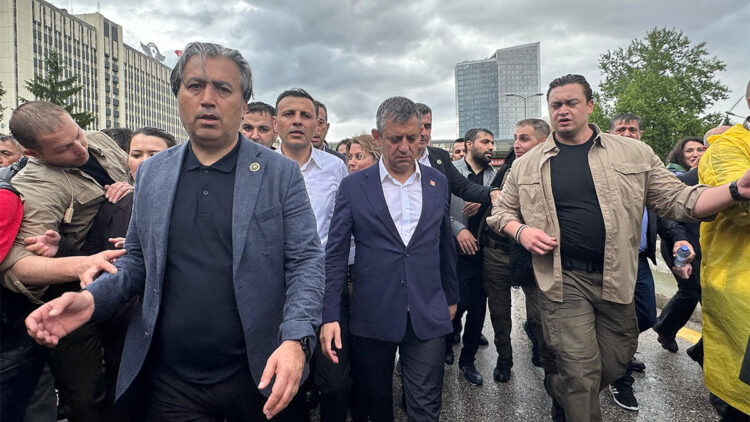 Başkentte siyasi tansiyon yükseldi; Özgür Özel kalabalıkla Meclis’e yürüdü