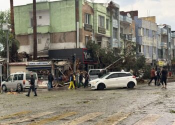 Şanlıurfa'da sağanak ve fırtına: 12 yaralı