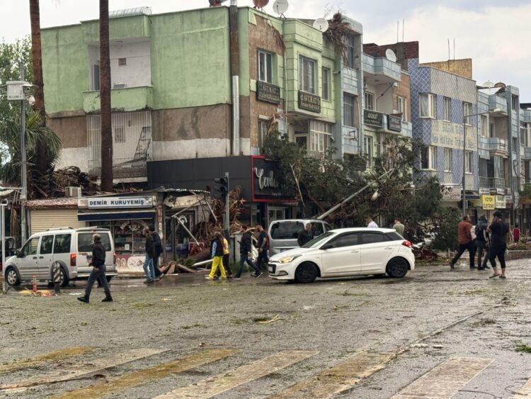 Şanlıurfa'da sağanak ve fırtına: 12 yaralı