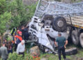 Şarampole yuvarlanan elektrik direği yüklü kamyonun şoförü öldü