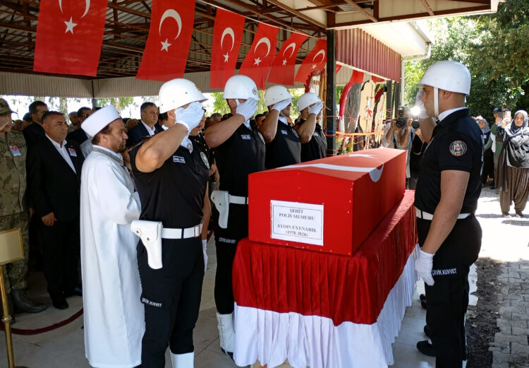 İstanbul Tuzla’da trafik kazasında şehit olan polis memuru Aydın Üyenarık, memleketi Adana’da düzenlenen törenin ardından son yolculuğuna uğurlandı. Fotoğraf: Uğur SELÇUK/Adana, (DHA)