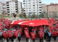 Sivas'ta 850 öğrenciden Türk bayraklı gösteri