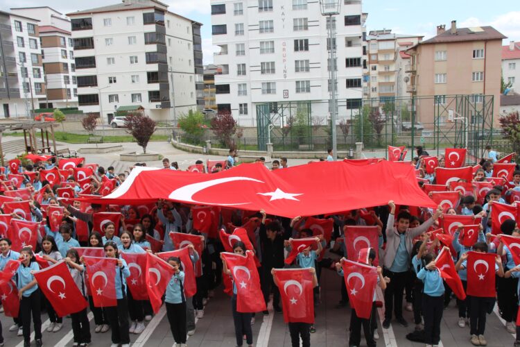 Sivas'ta 850 öğrenciden Türk bayraklı gösteri