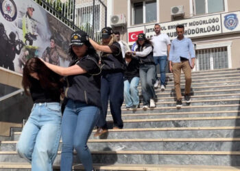 Tramvay da hırsızlık yapan Bosna Hersek uyruklu 3 kadın hırsız gözaltına alındı(DHA/ISTANBUL)
