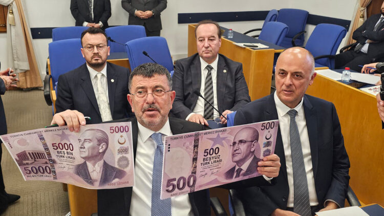 Veli Ağbaba’dan Meclis’te banknotlu ekonomi eleştirisi
