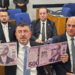Veli Ağbaba’dan Meclis’te banknotlu ekonomi eleştirisi