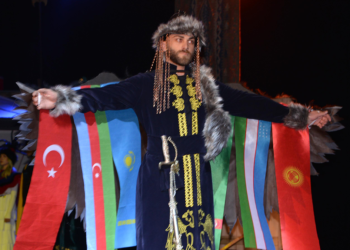 Türk dünyasının kültürel mirasını yeniden tasarlayıp, defileyle tanıttılar