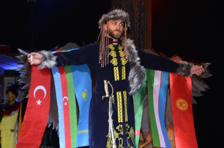 Türk dünyasının kültürel mirasını yeniden tasarlayıp, defileyle tanıttılar