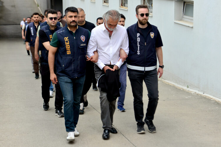 Selahattin Akın Uzun, beyaz gömlekli. Fotoğraf: Anıl ATAR/Adana, (DHA)