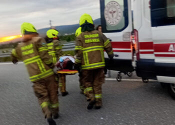 Yolcu otobüsü refüje çarpıp devrildi: 36 yaralı