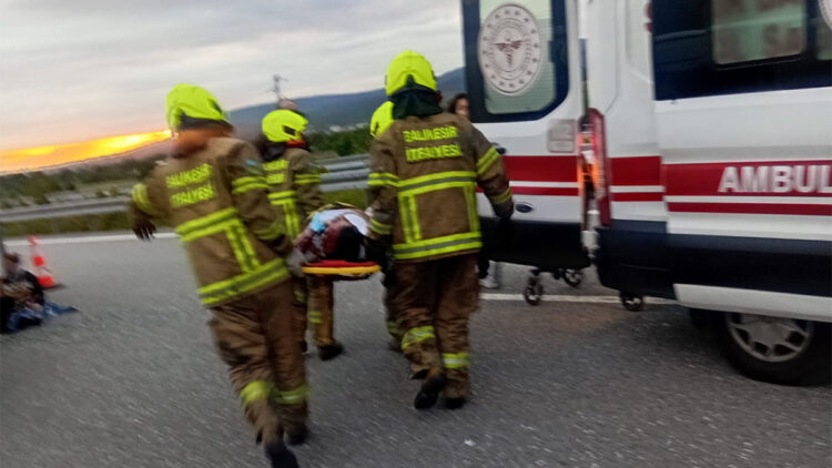 Yolcu otobüsü refüje çarpıp devrildi: 36 yaralı