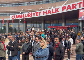Polis CHP binasına girdi; Kapılar kırıldı, biber gazı sıkıldı